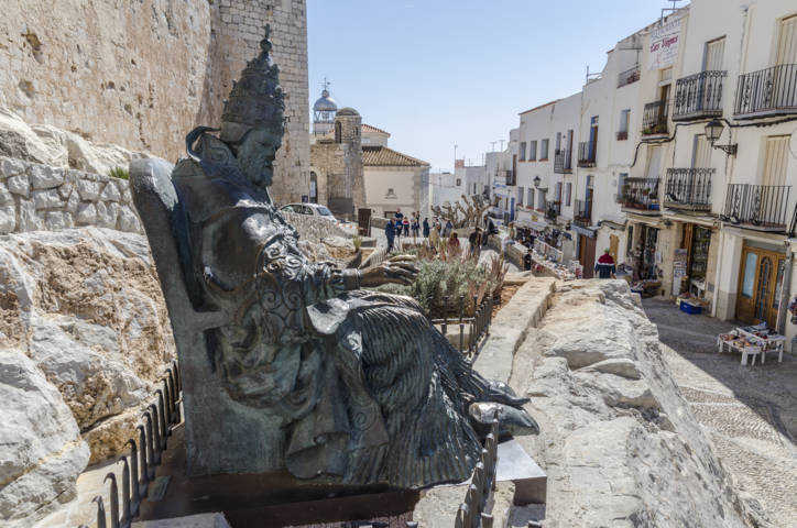 Castelló de la Plana - Peniscola 37 - estatua de Benedicto XIII el Papa Luna.jpg